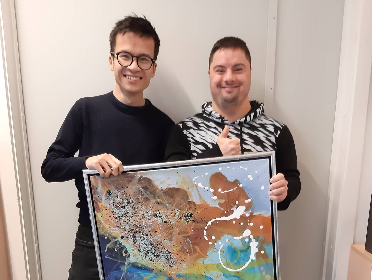 Christopher Trung står sammen med Haddi fra VASAC, som netop har solgt et fint maleri til Christopher.
