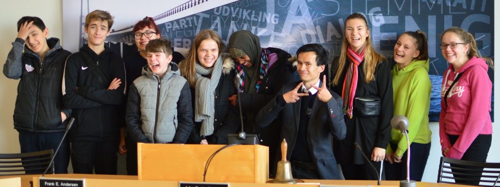 Søndermarksskolens klasse på rådhuset med Christopher Trung