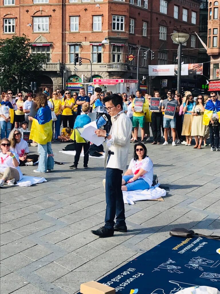 Christopher Trung til demonstration for Ukraine